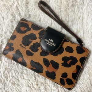 *LIKE NEW* COACH Phone Wallet with Leopard Print and signature canvas interior